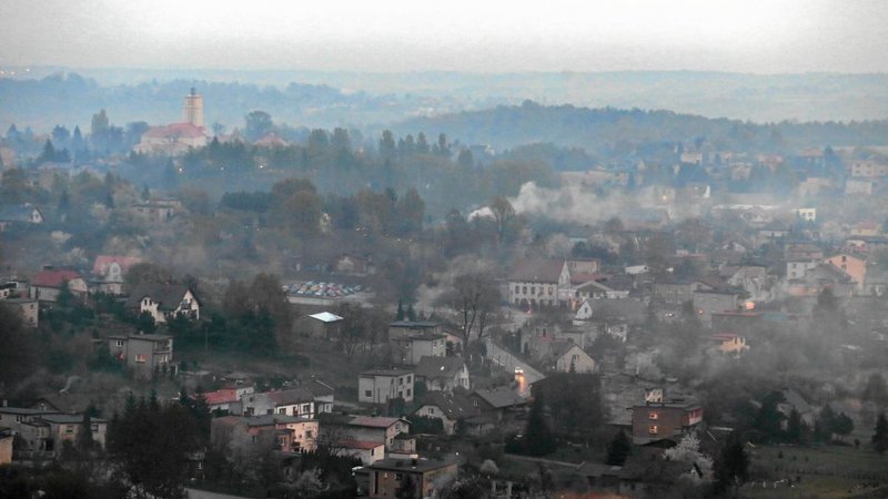 Dlaczego Polakom tak trudno zrezygnować z dymiących kominów?